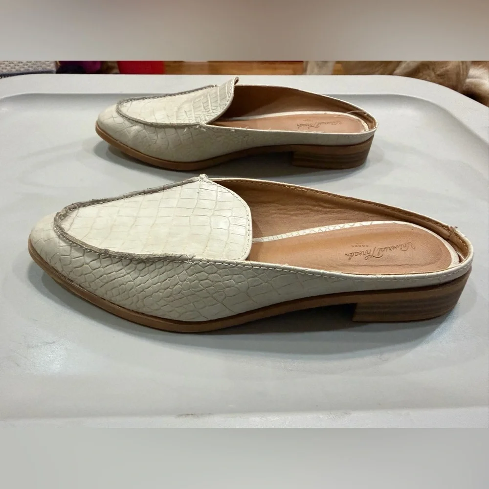 Universal Thread Cream Croc-Embossed Flats - Picture 2 of 5